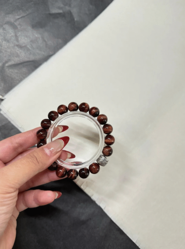 Holding red tiger’s eye bracelet! Silver totem charm is epic, career luck boosted