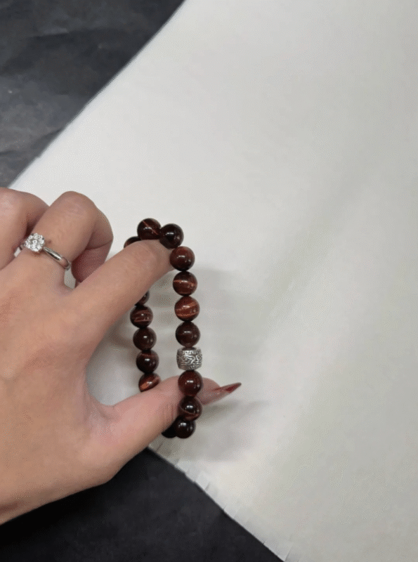 Red tiger’s eye on wrist! Reddish-brown tiger stripes flatter skin, earth-element energy stabilizes vibes