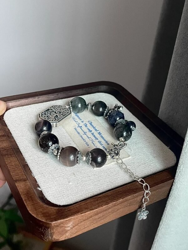 Braided bracelet on wooden tray, texture highlighted, earth-water-metal synergy showing antique charm