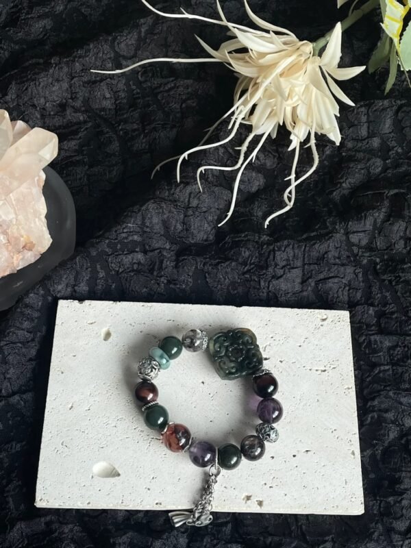 Jiangzi bracelet on stone tray, texture highlighted, earth-fire-metal energy showing luxury