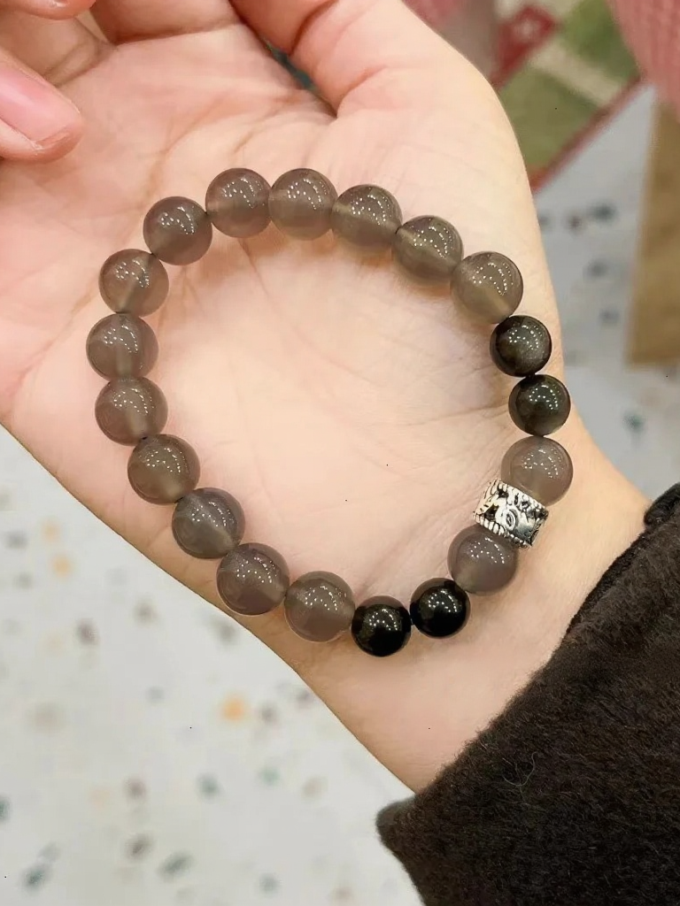 Gray agate bracelet on wrist, silver carved spacer, water-metal energy builds aura