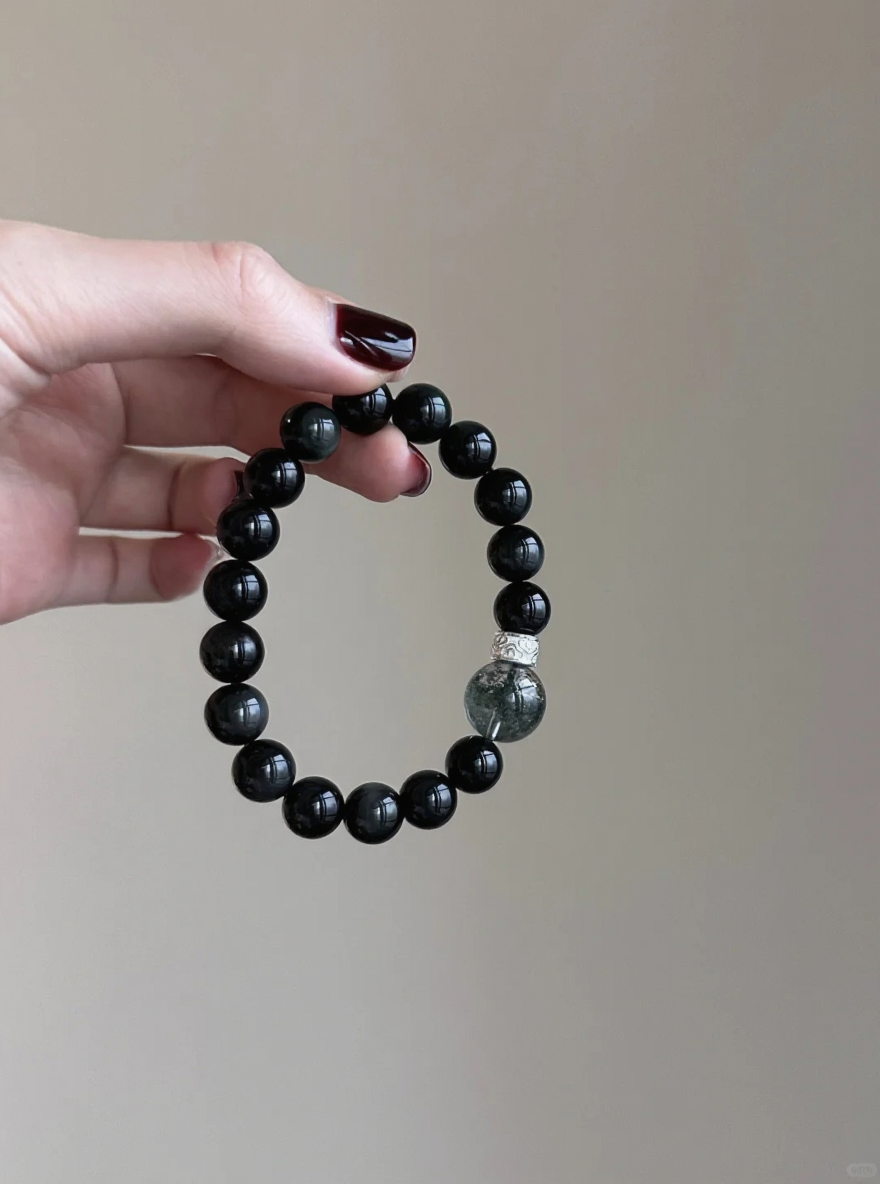 Display of 10mm Obsidian & Green Phantom Bracelet, Silver & Black-Green Contrast, Water-Wood-Metal Energy Shows Balance Philosophy