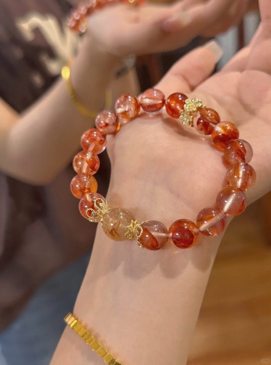 Held Red Fire Quartz & Silver-Gold Bracelet, Unique Patterns Show Niche Elegance, Fire-Gold Energy Boosts Fate Breakthrough