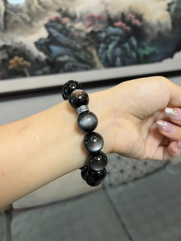 Display of Silver Sheen Obsidian Bracelet, Shiny Round Beads Show Edge, Water-Metal Empowers Fate Breakthrough