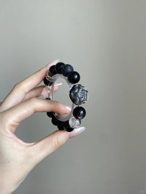 Holding Silver Obsidian × Clear Quartz Bracelet, Black-Silver Glow Hides Letting-Go Code