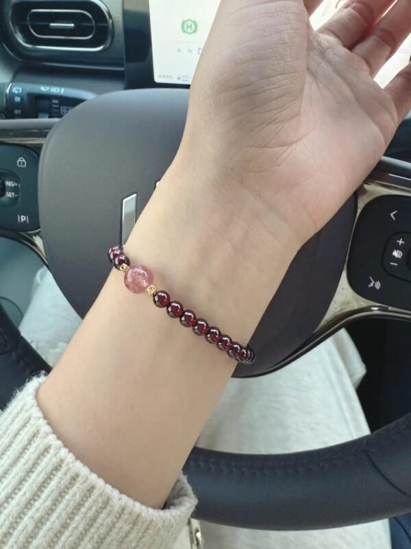 Wrist-Wearing Garnet × Strawberry Quartz Bracelet, Gold-Plated Silver Charms, Fire-Metal Energy Awakens