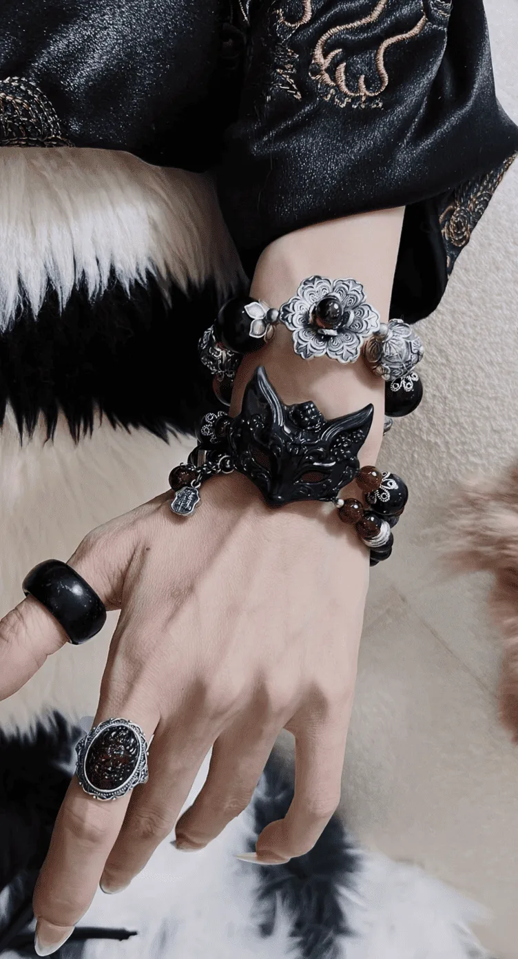 Hand-Wearing Xiu Jade Fox & Obsidian Bracelet, Earth-Fire-Metal Energy Weaves Protection Field