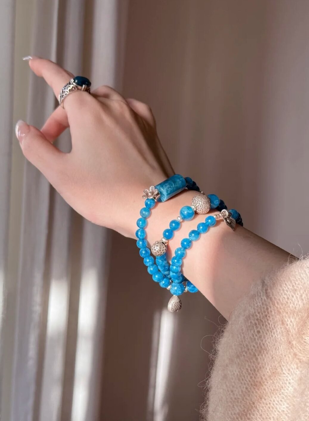 Hand-Wearing Blue Apatite Bracelet, Water-Metal Sync Boosts Expression Awakening