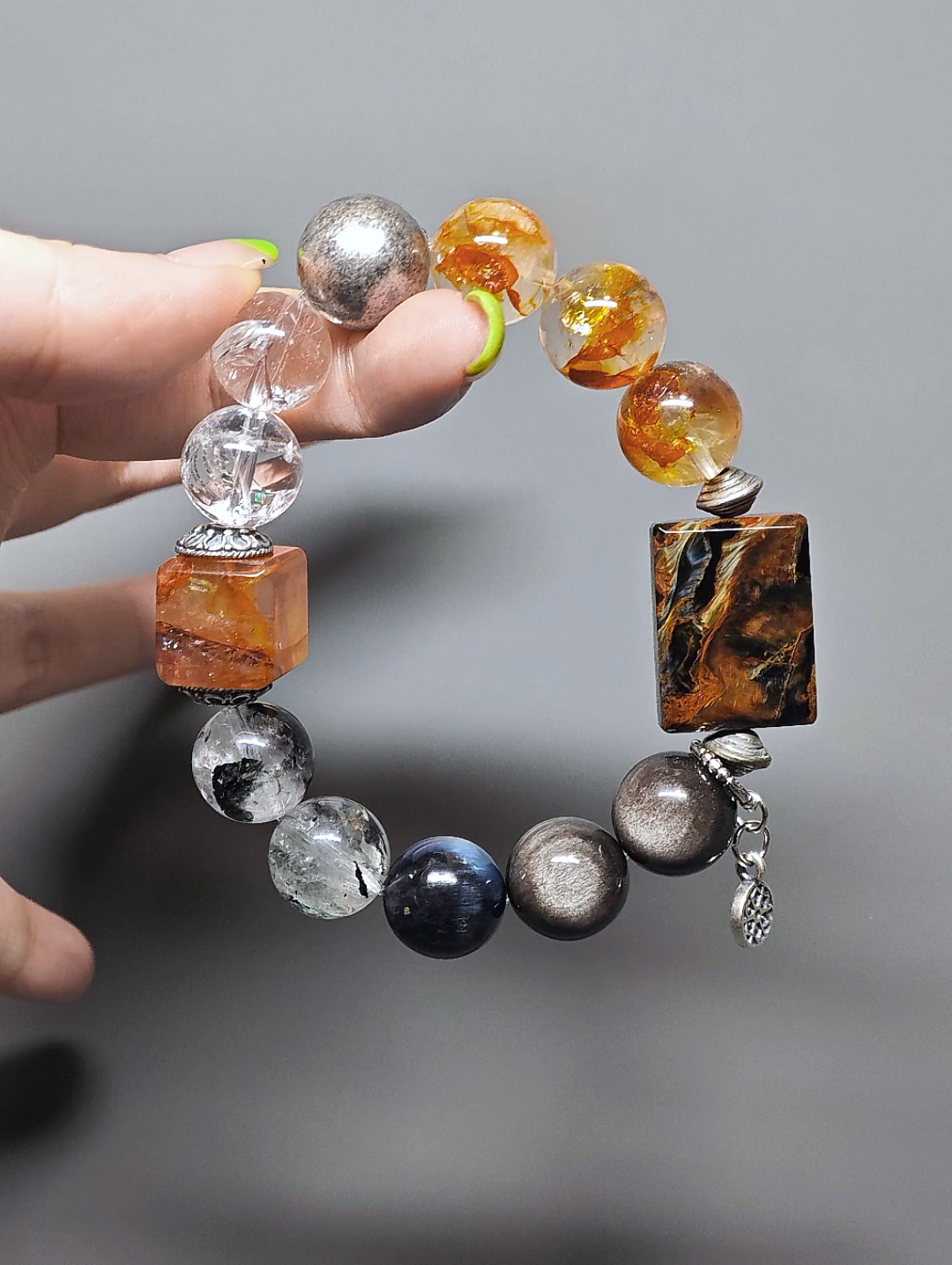 Dynamic display of the bracelet, flow and fusion of five-element energy