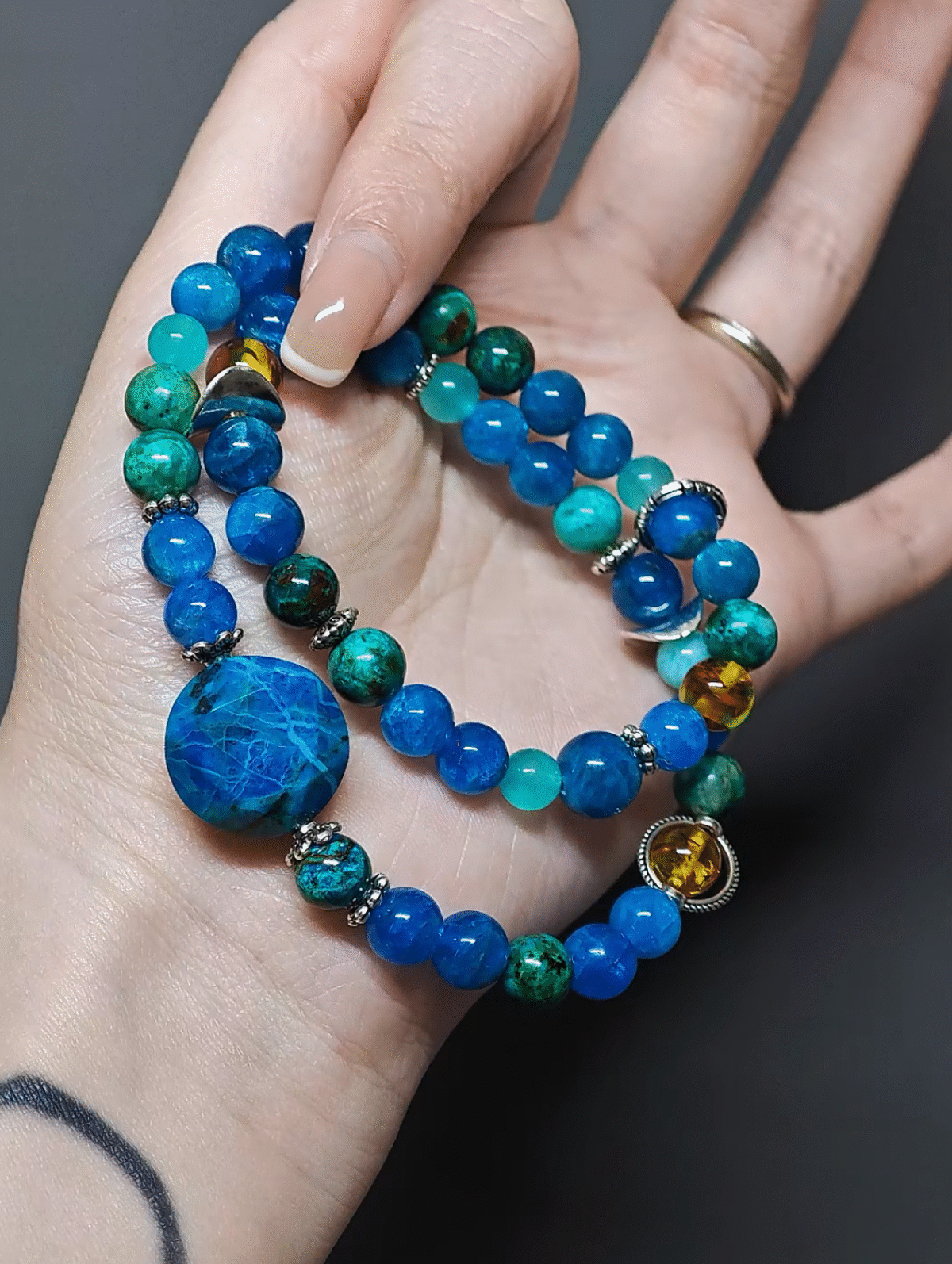 Dynamic display of the bracelet, resonance between water flow of Blue Apatite and wood growth of Chrysocolla Pine