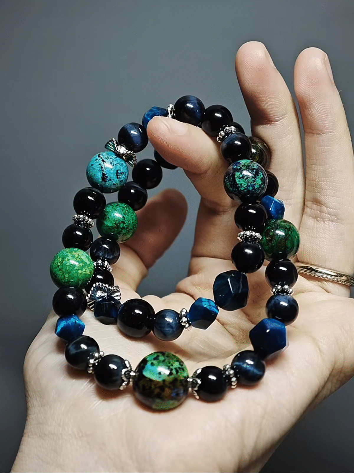 Dynamic display of the bracelet, resonating Blue Tiger’s Eye determination and Azurite purification