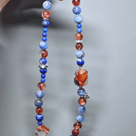 Split display of the double - strand bracelet, the independent and synergistic energy of Fire Quartz, Kyanite, and Lapis Lazuli