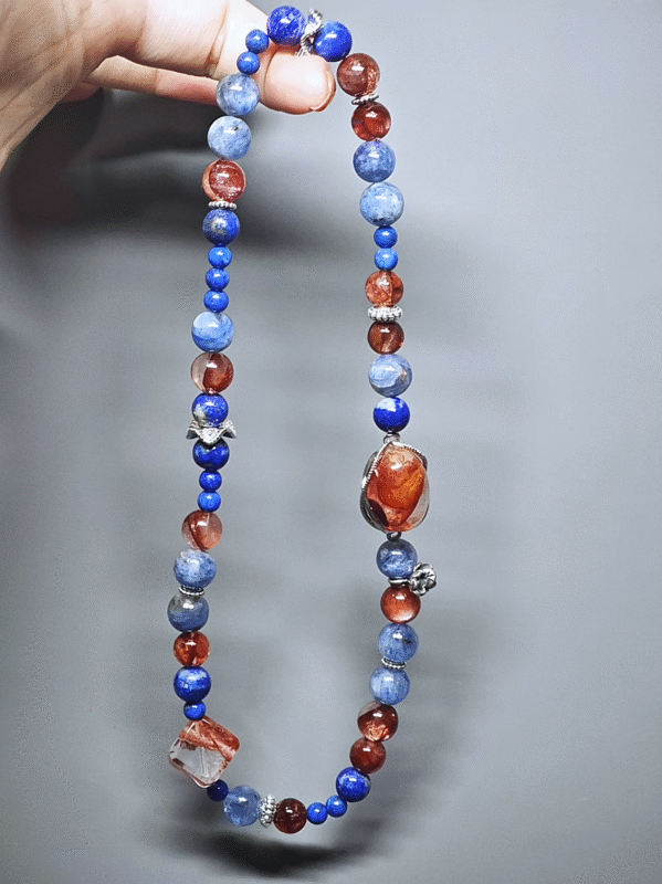 Split display of the double - strand bracelet, the independent and synergistic energy of Fire Quartz, Kyanite, and Lapis Lazuli