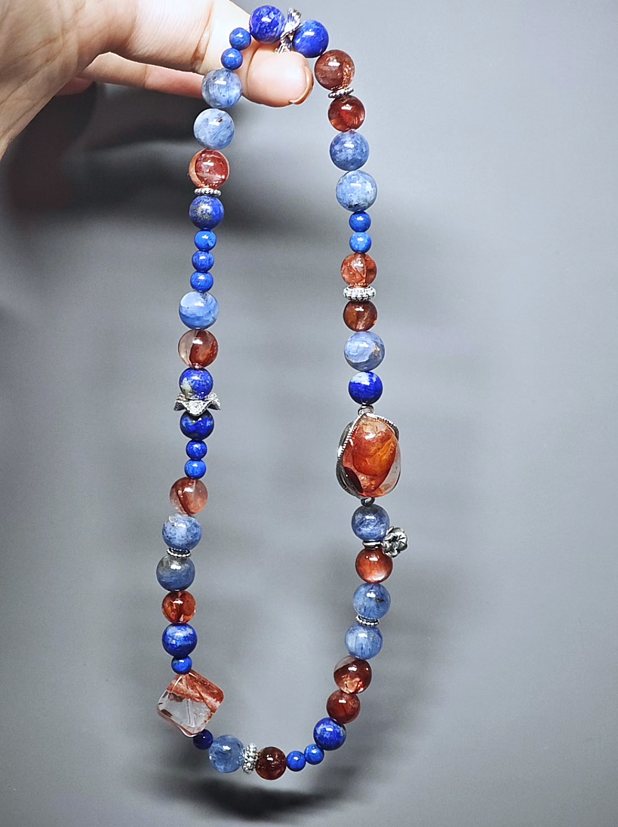 Split display of the double - strand bracelet, the independent and synergistic energy of Fire Quartz, Kyanite, and Lapis Lazuli