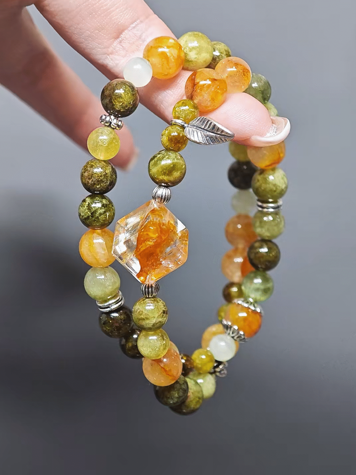 Split display of the multi-strand bracelet, independent energy of Tsavorite+Yellow Fire Quartz (fire) and Xiu Jade+Hetian Jade (earth)