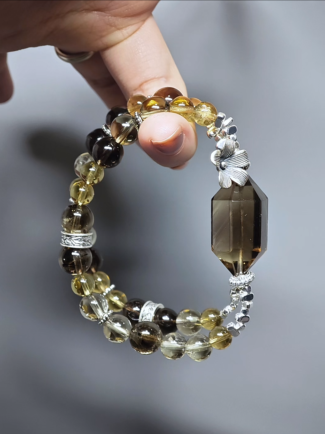 Split display of the double-strand bracelet, independent and synergistic energy of Smoky Quartz and Tea-Yellow Citrine