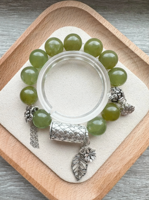 Detail of 14mm Xiu Jade bracelet, wood-metal synergy of jade and silver