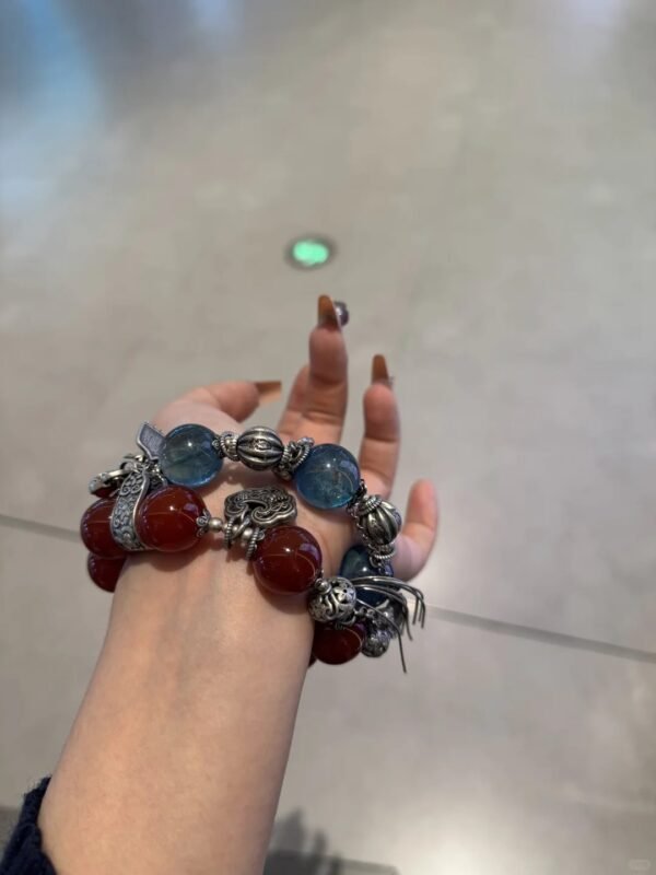 Wearing a Red Agate bracelet, showing the state of fire - element energy awakening inner power