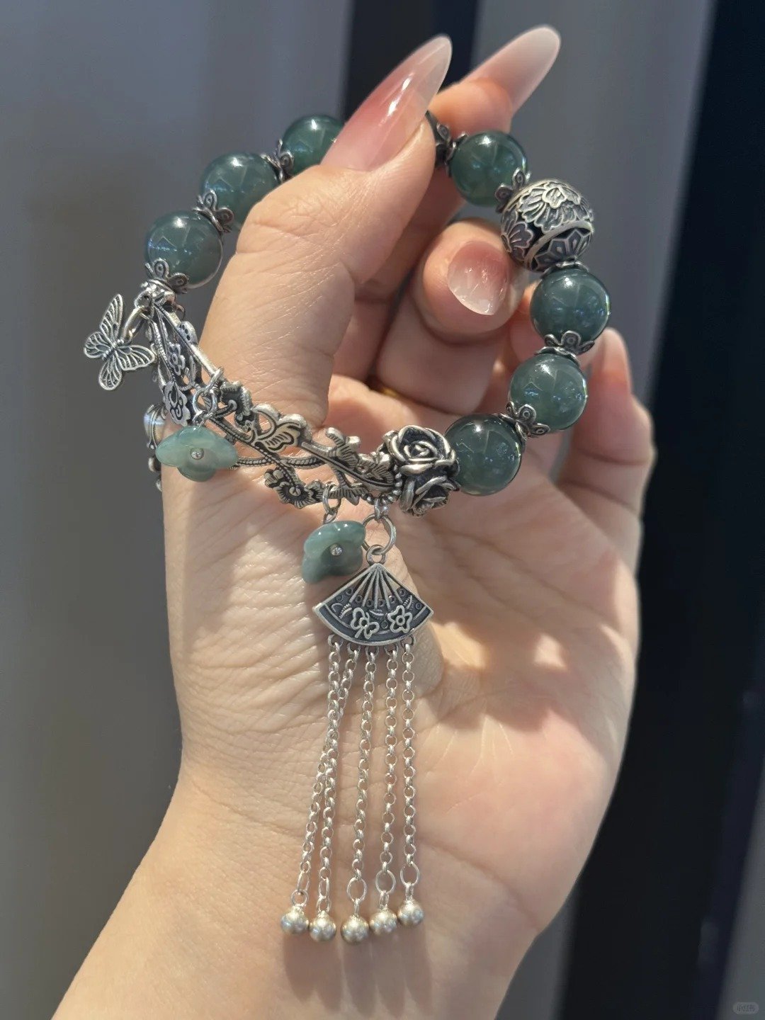 Full display of jadeite bracelet, earth-metal energy awakening in new Chinese style