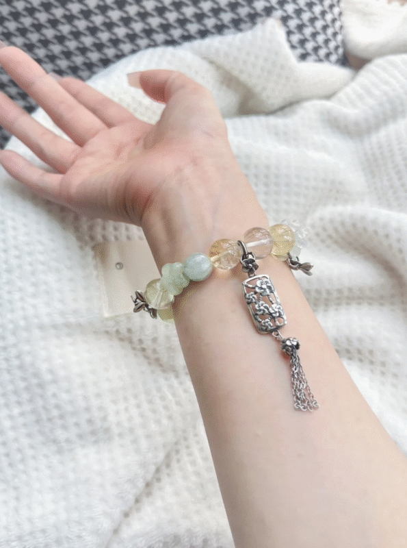 Hand-Wearing Xiu Jade Bracelet, Earth-Water-Wood-Metal-Fire Sync Boosts Spiritual Creativity
