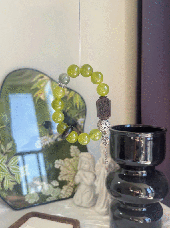 Xiu Jade Bracelet Display, Earth Veins Etch Protection Totem
