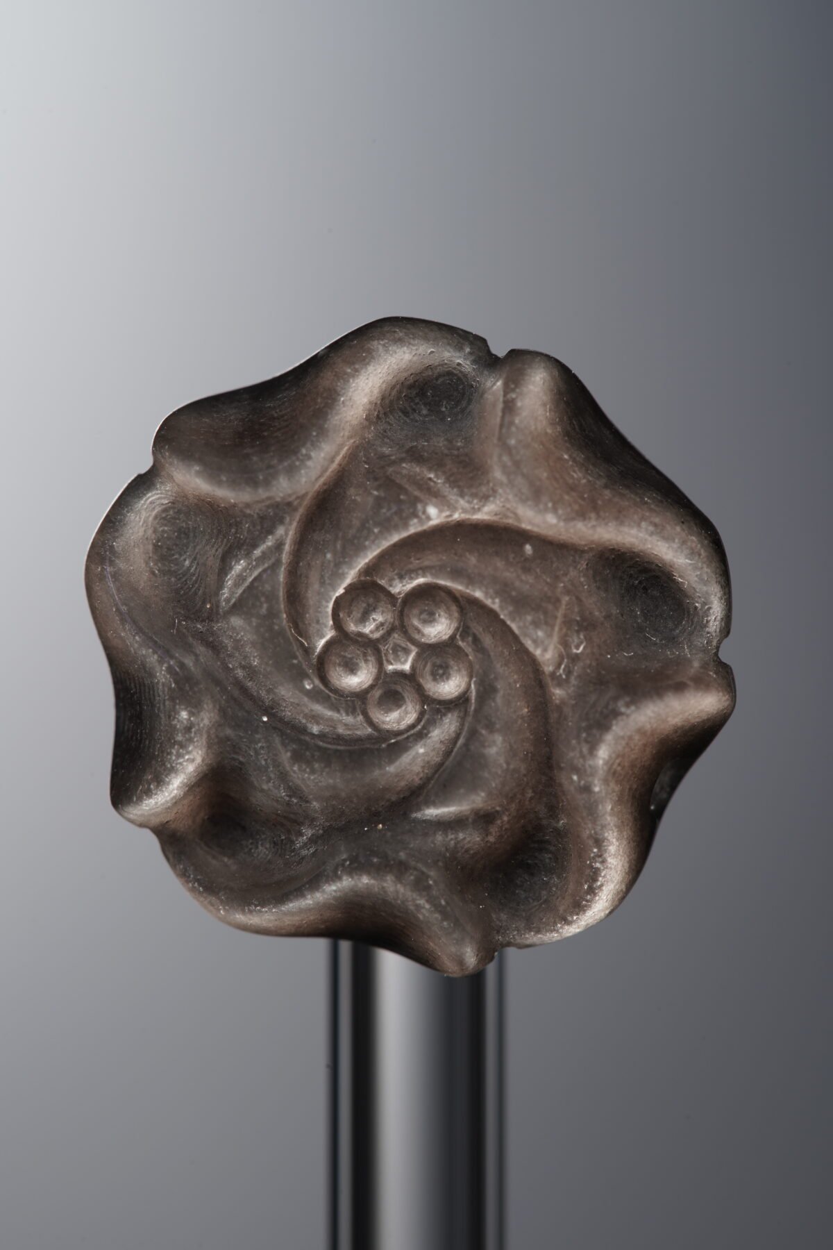 Obsidian-Silver-Peony-18mm - Image 1