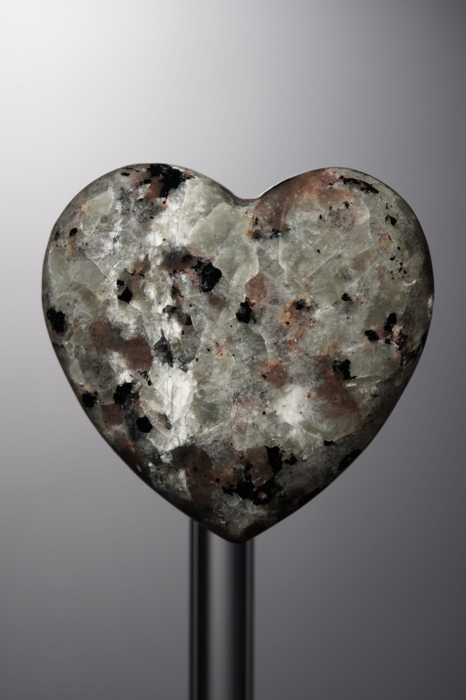 D5-51 (4) Flame Stone-Gray-Heart-30mm - Image 1