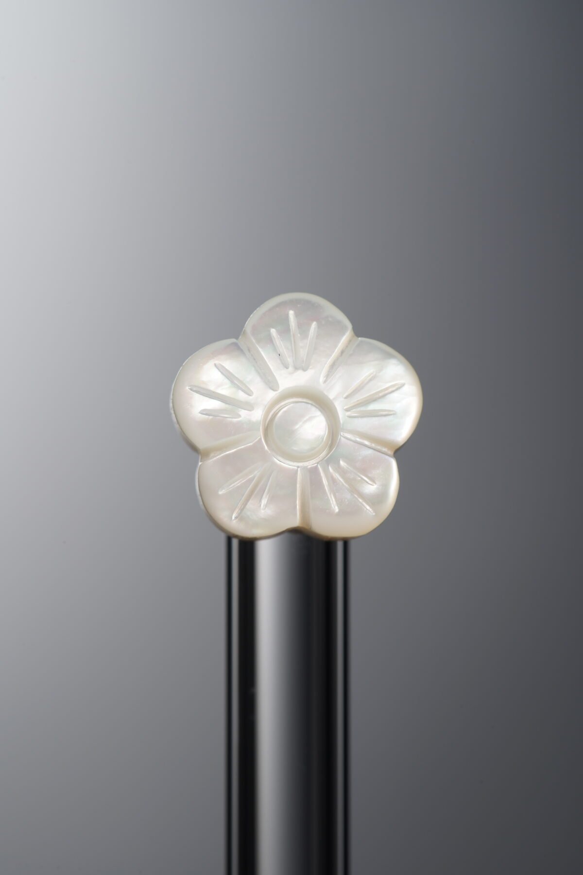 D6-12 (2) Mother of Pearl-White-Five-petaled Flower-9mm - Image 1