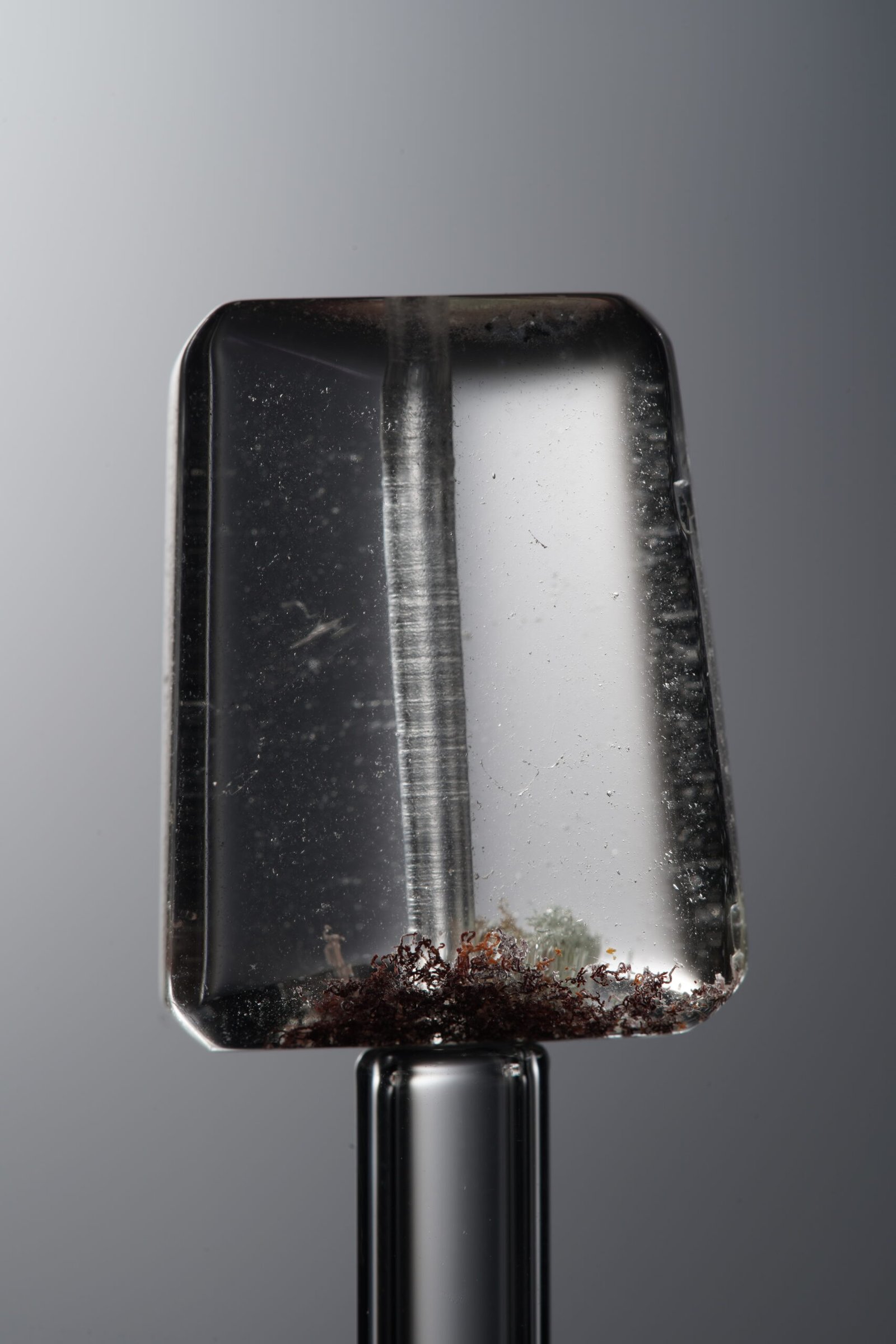 D8-471 (1) Crystal-Red-Trapezoid Plaque-19mm - Image 1