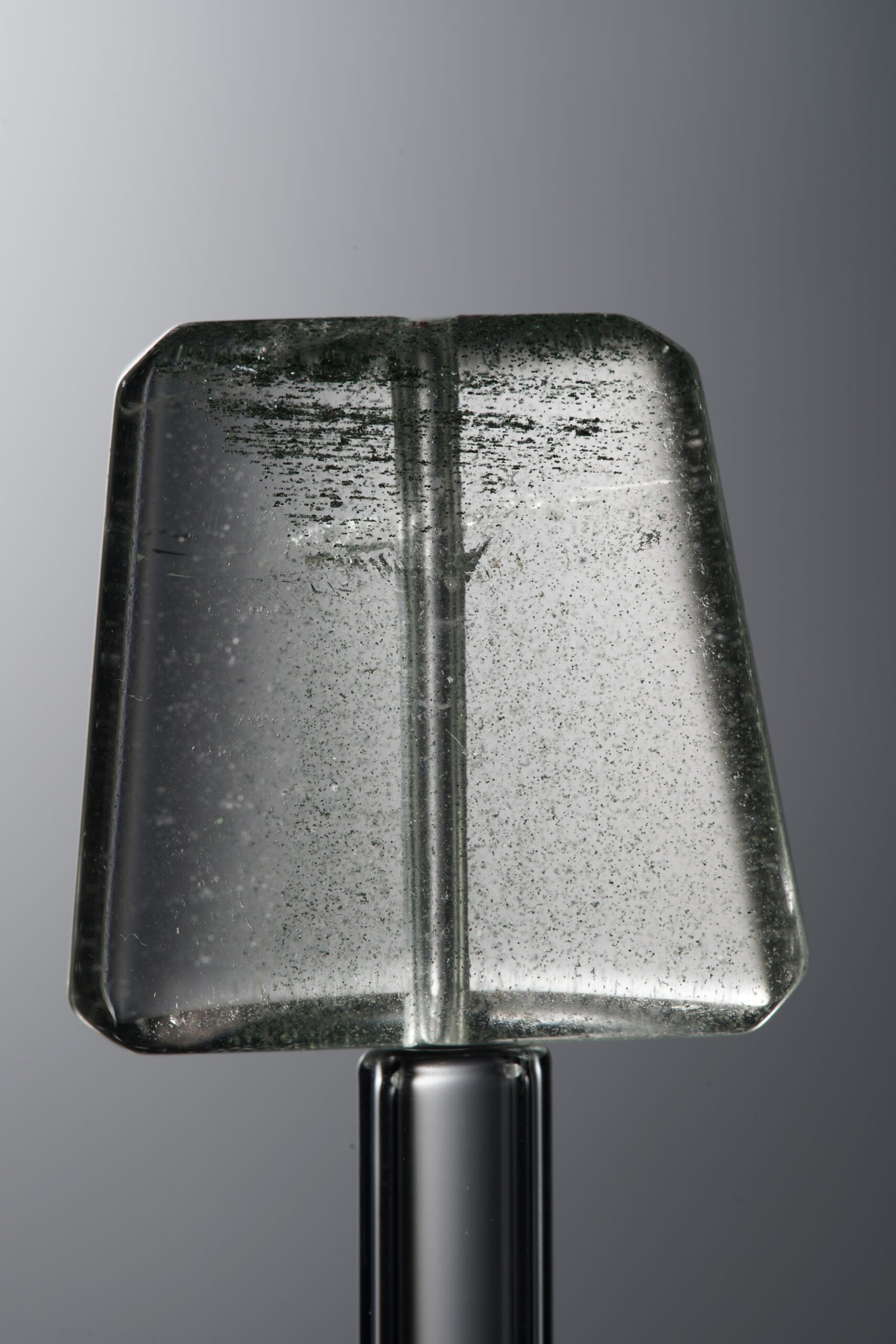 D8-481 (4) Crystal-Red-Trapezoid Plaque-19mm - Image 1