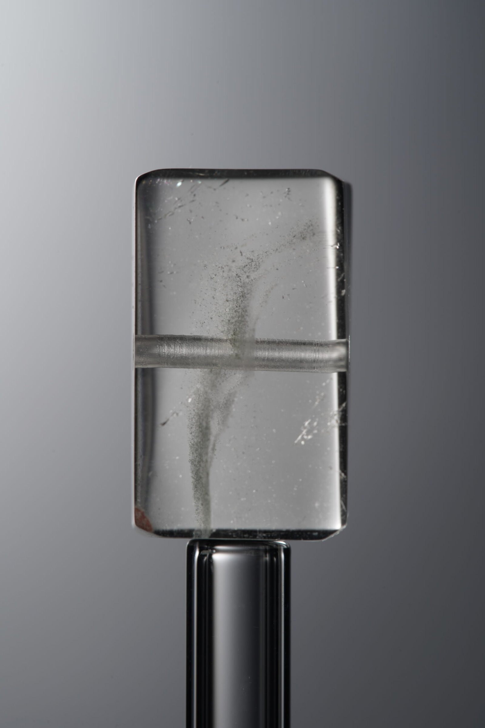 D8-531 (3) Crystal-White-Long Freeform-18mm - Image 1