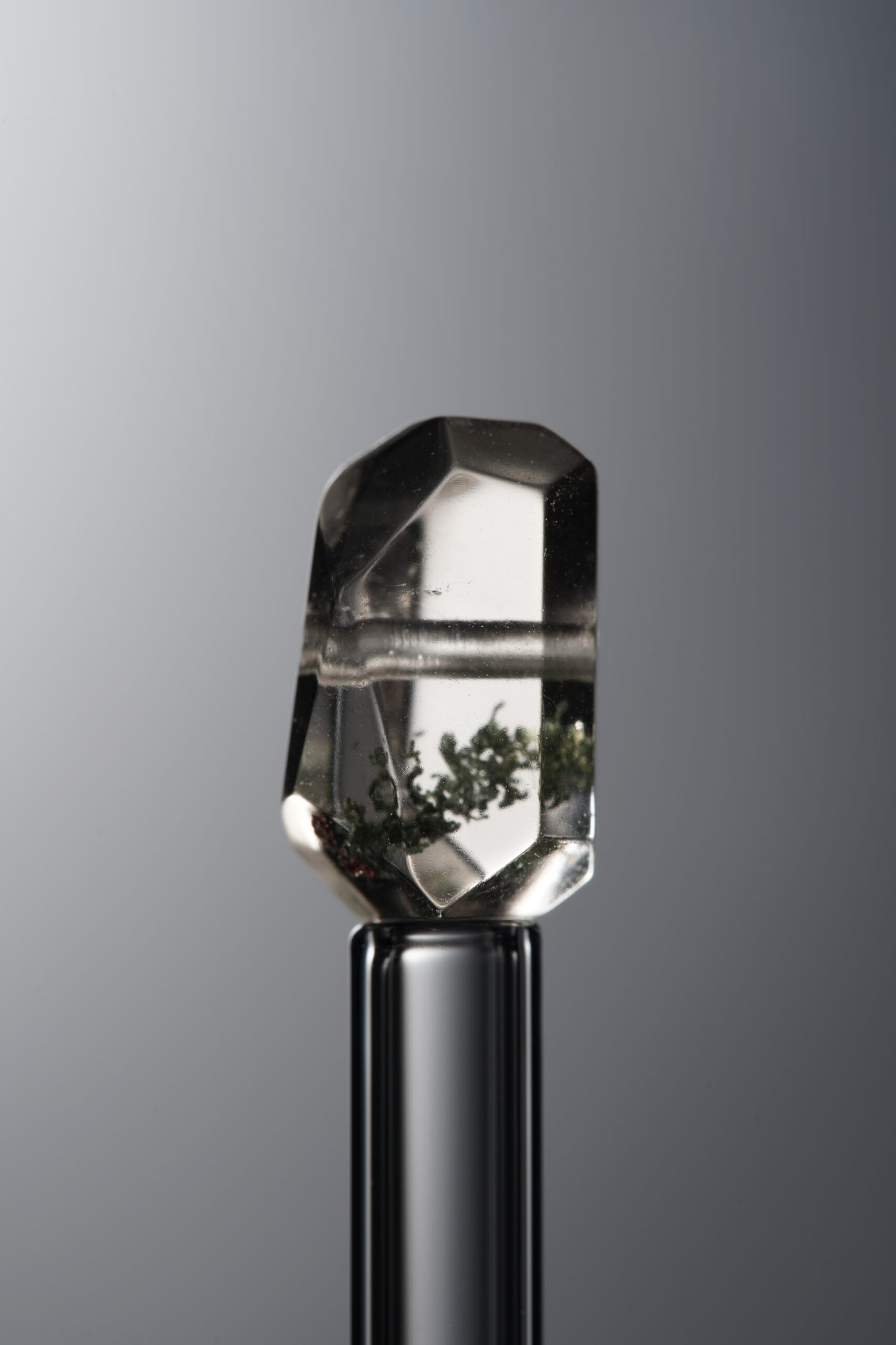 D8-551 (2) Crystal-Green-Freeform-13mm - Image 1