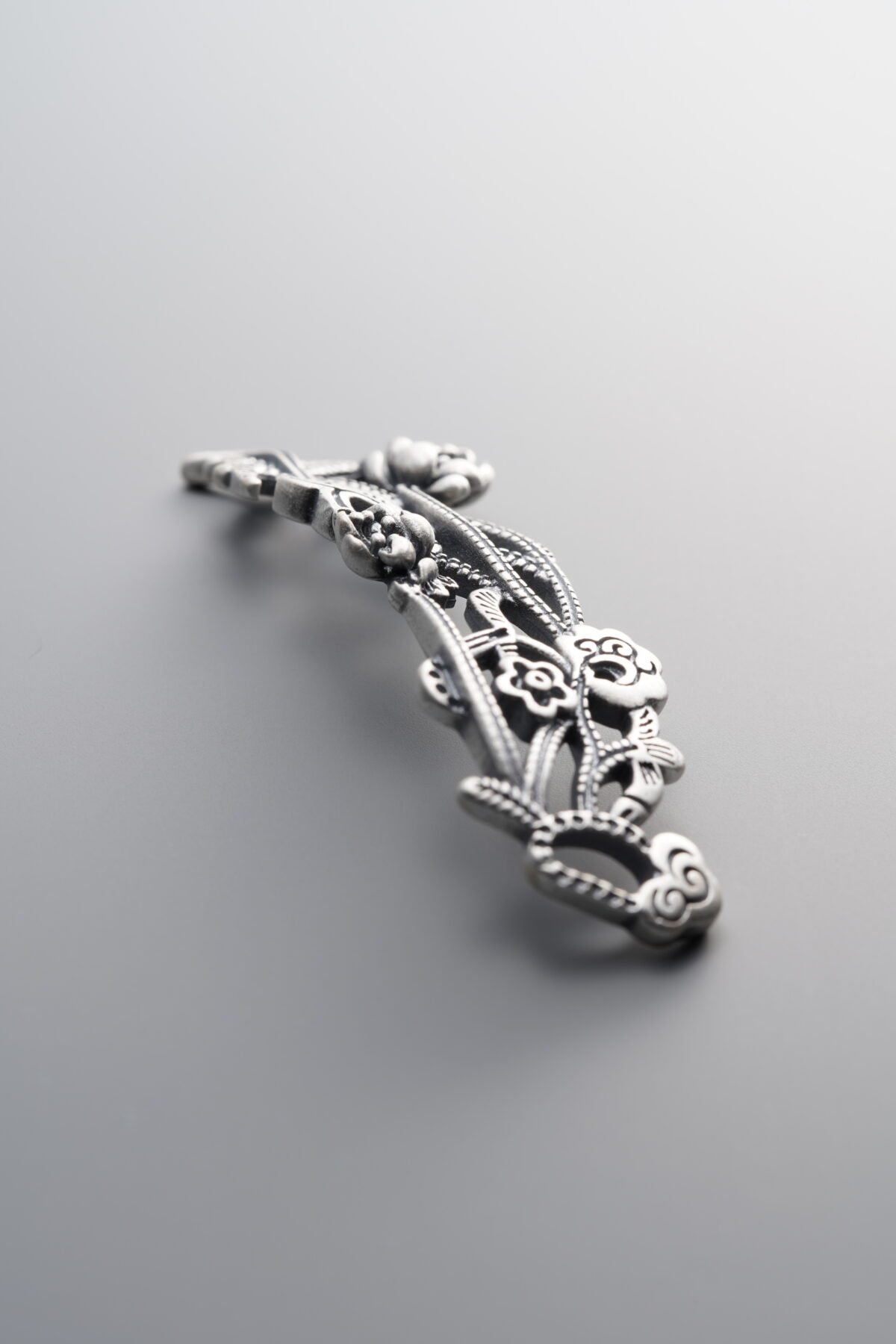 Hollowed-out-carved Hand Plate