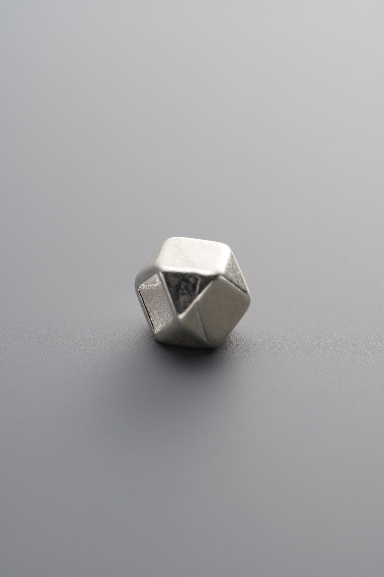 E2-19 (4) 925 Silver-Plain-Octagonal Silver Chip Bead-5mm - Image 1