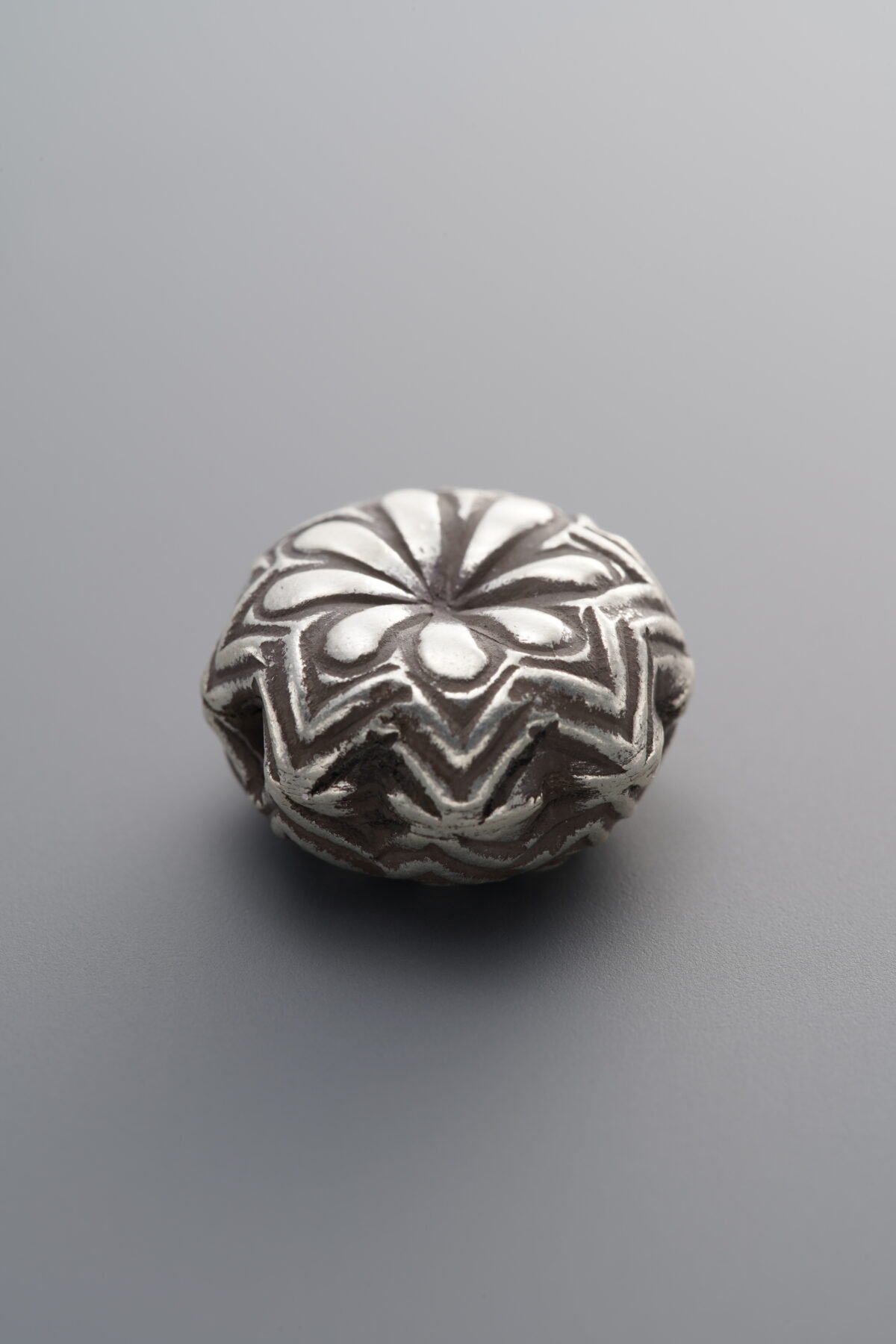 Flower-shaped Angular Flat Bead