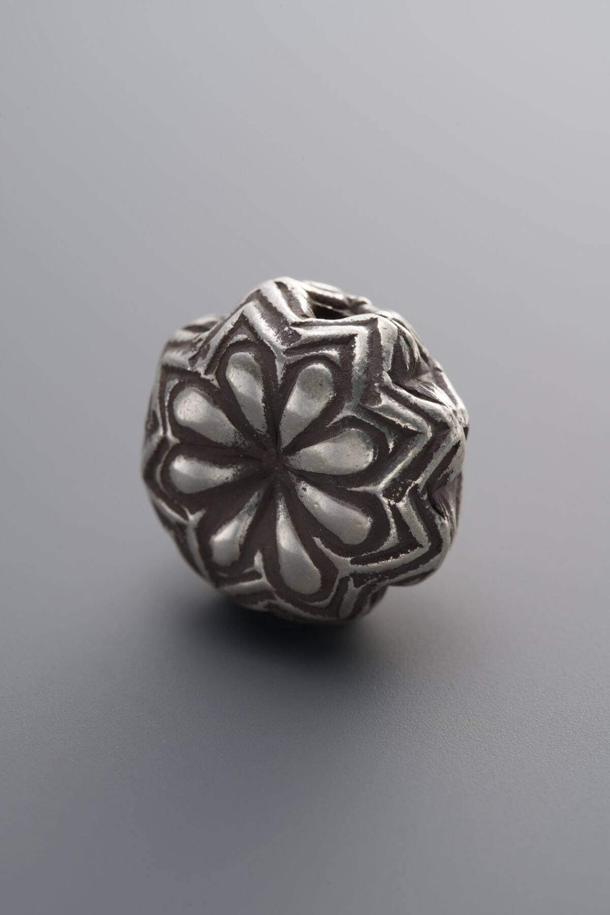 Flower-shaped Angular Flat Bead