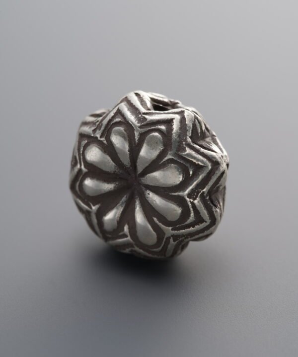 Flower-shaped Angular Flat Bead