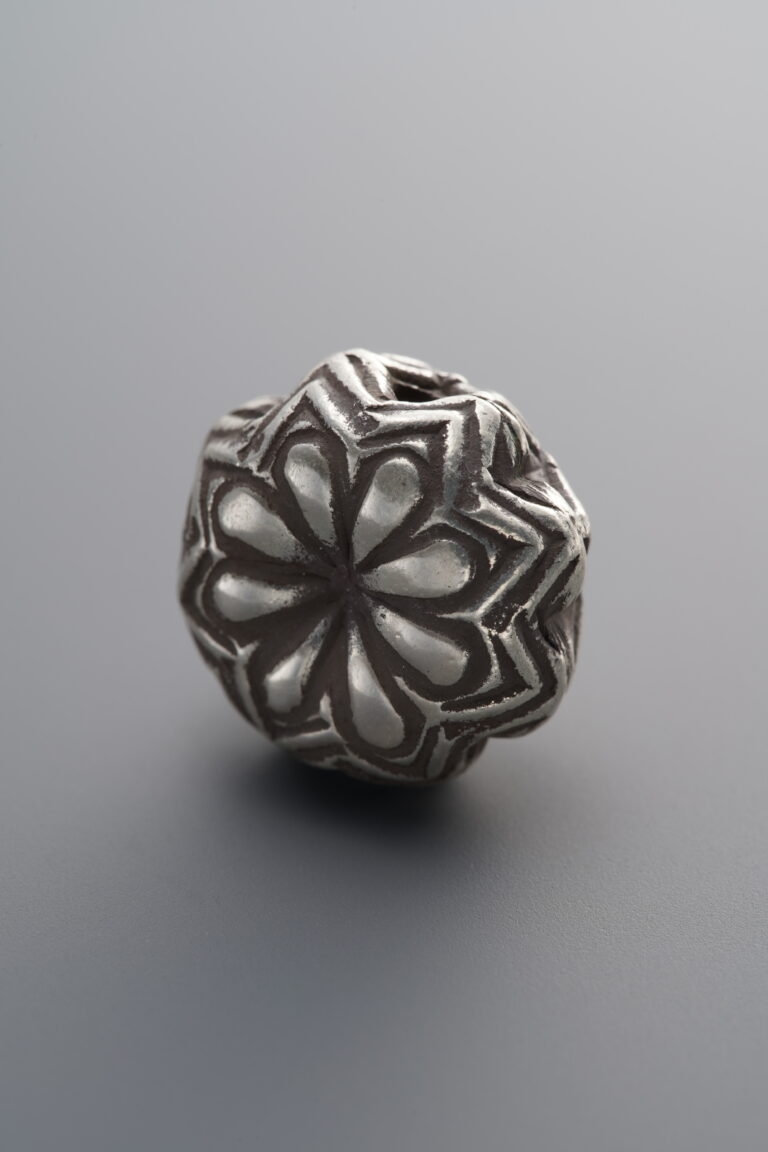 Flower-shaped Angular Flat Bead