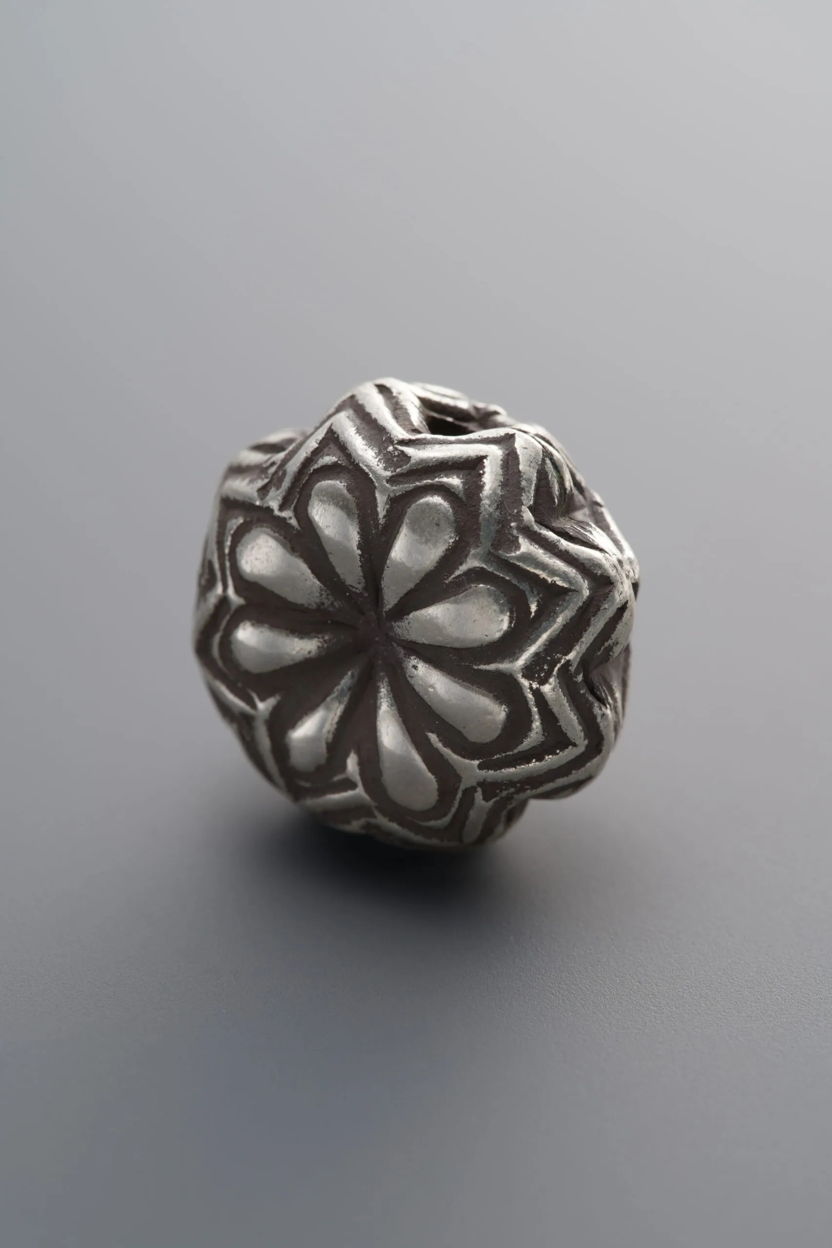 Flower-shaped Angular Flat Bead