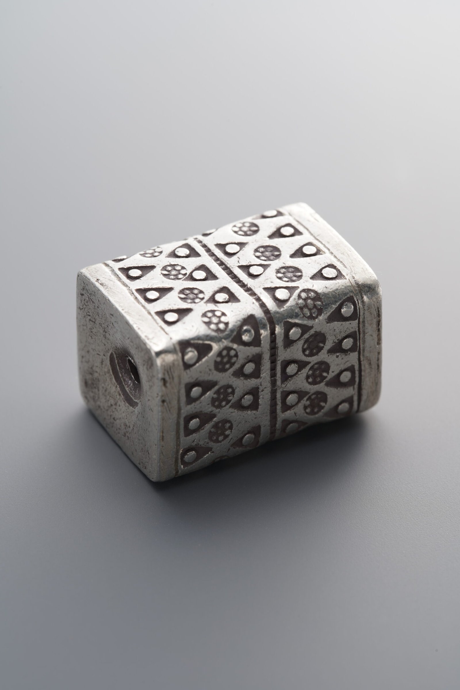 E2-26 (1) Rectangle Spacer Bead