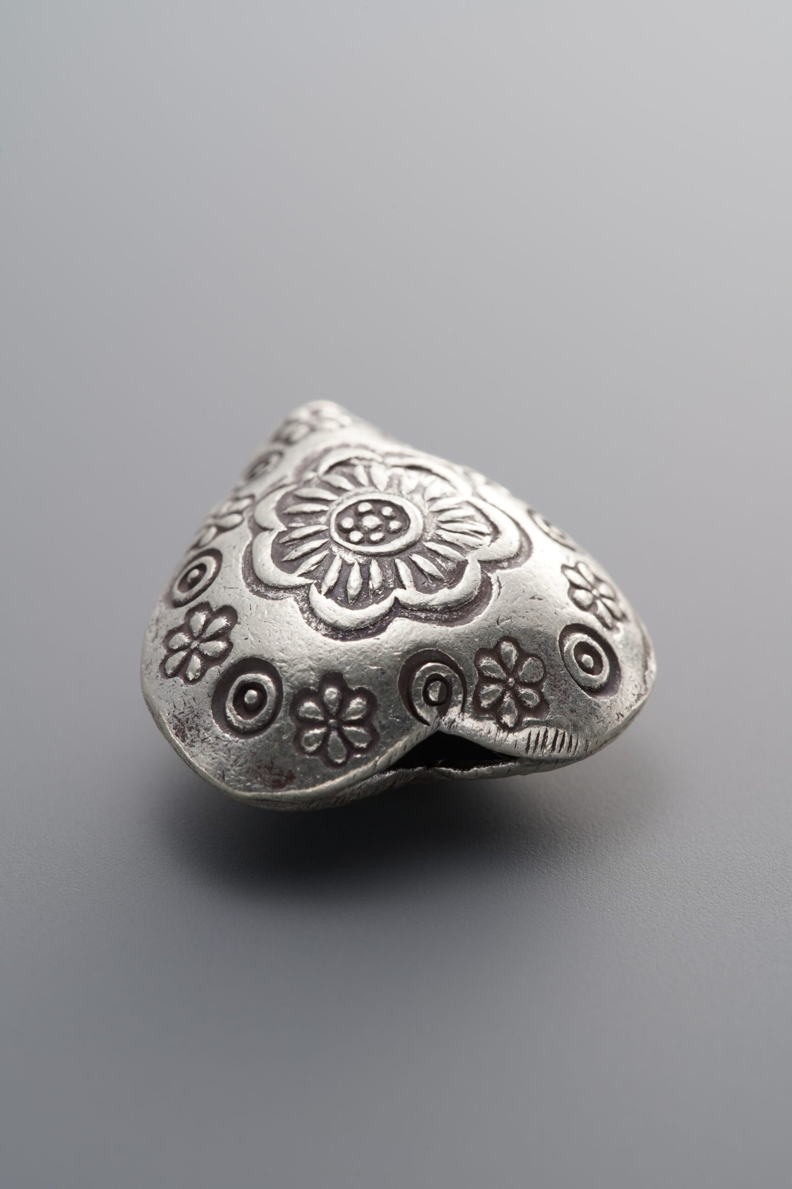E3-15 (3) 925 Sterling Silver-Antiqued-Patterned Heart Spacer Bead-16mm - Image 1