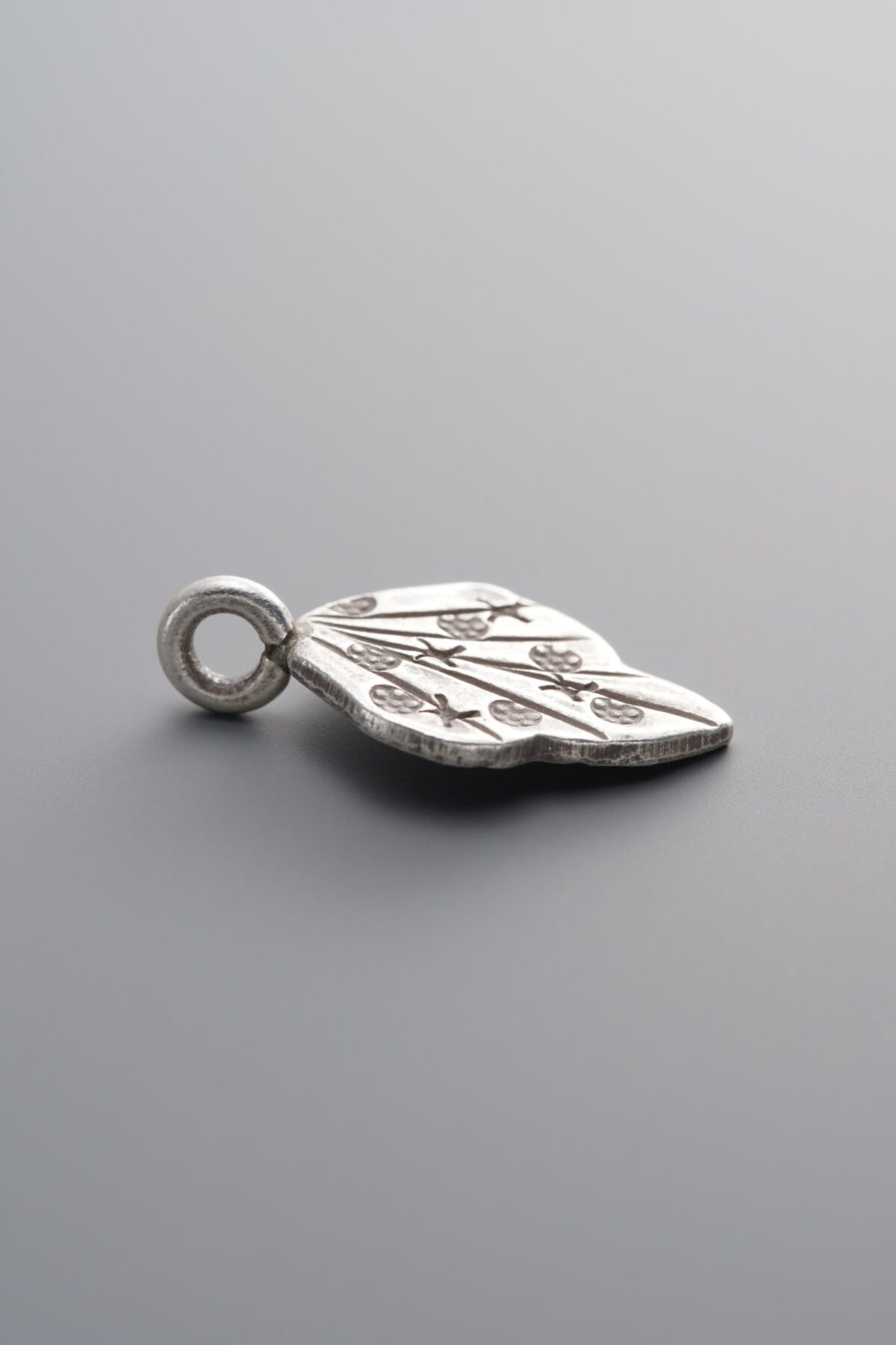 925 Sterling Silver-Antiqued-Leaf Pendant-18mm - Image 3
