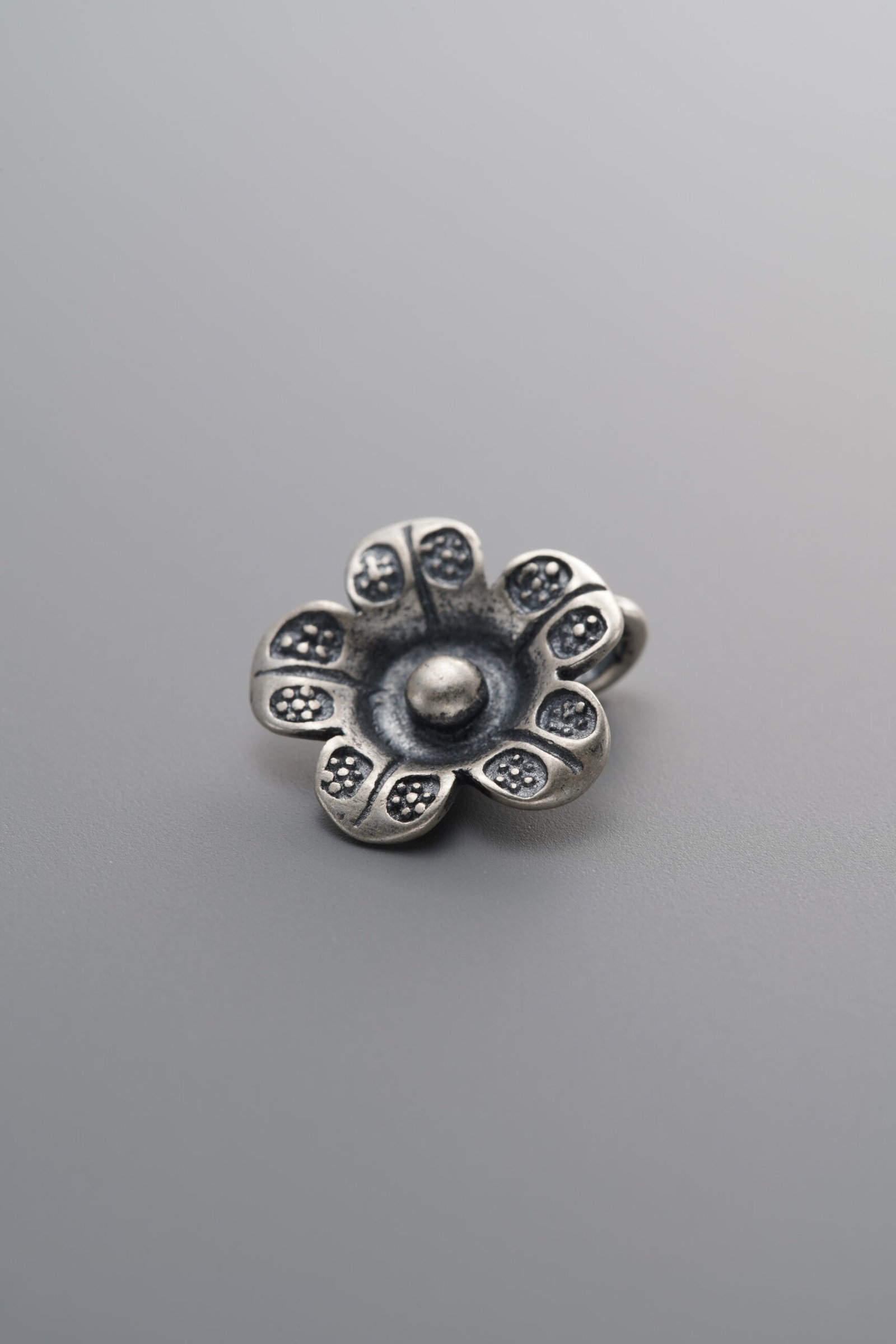 E6-35 (3) 925 Silver-Vintage-Flower Pendant-12mm - Image 1