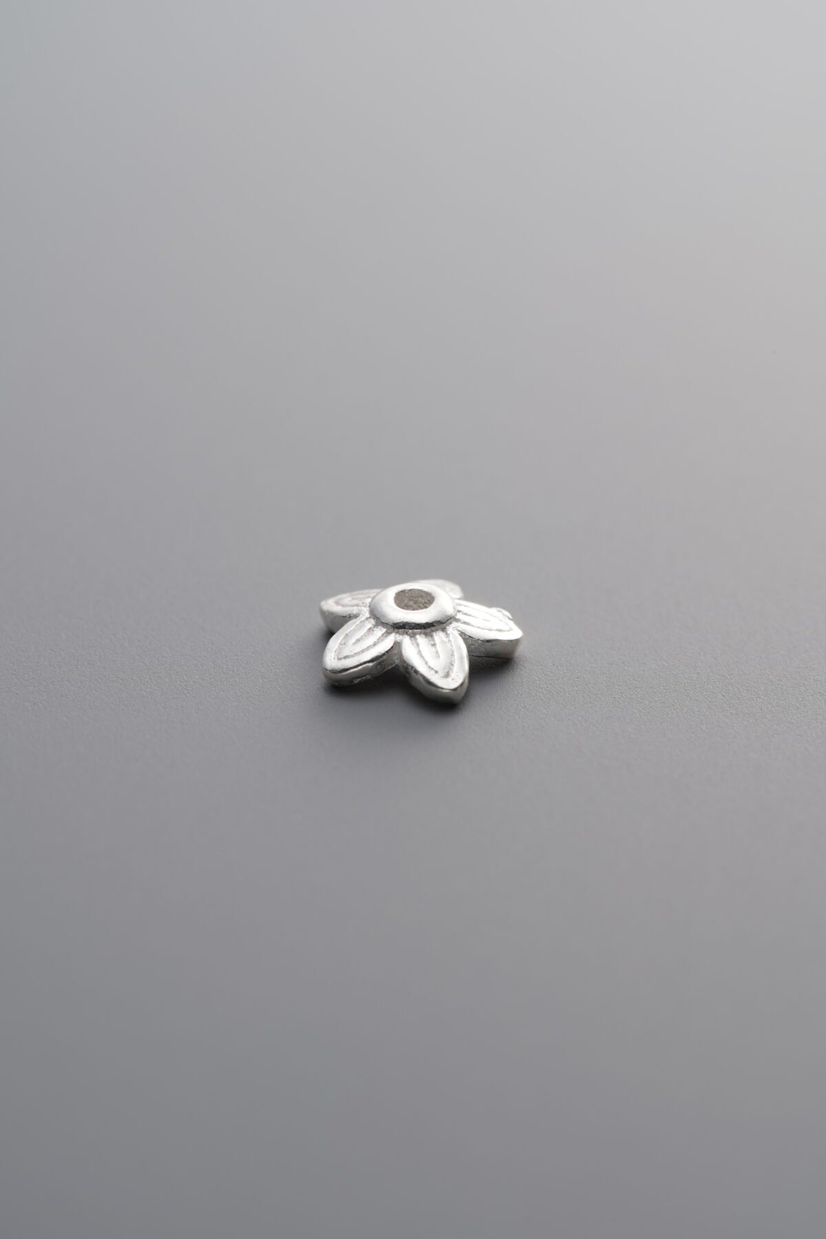 E9-22 (1) 925 Sterling Silver-Bright-Flower Bead Cap-6mm - Image 1