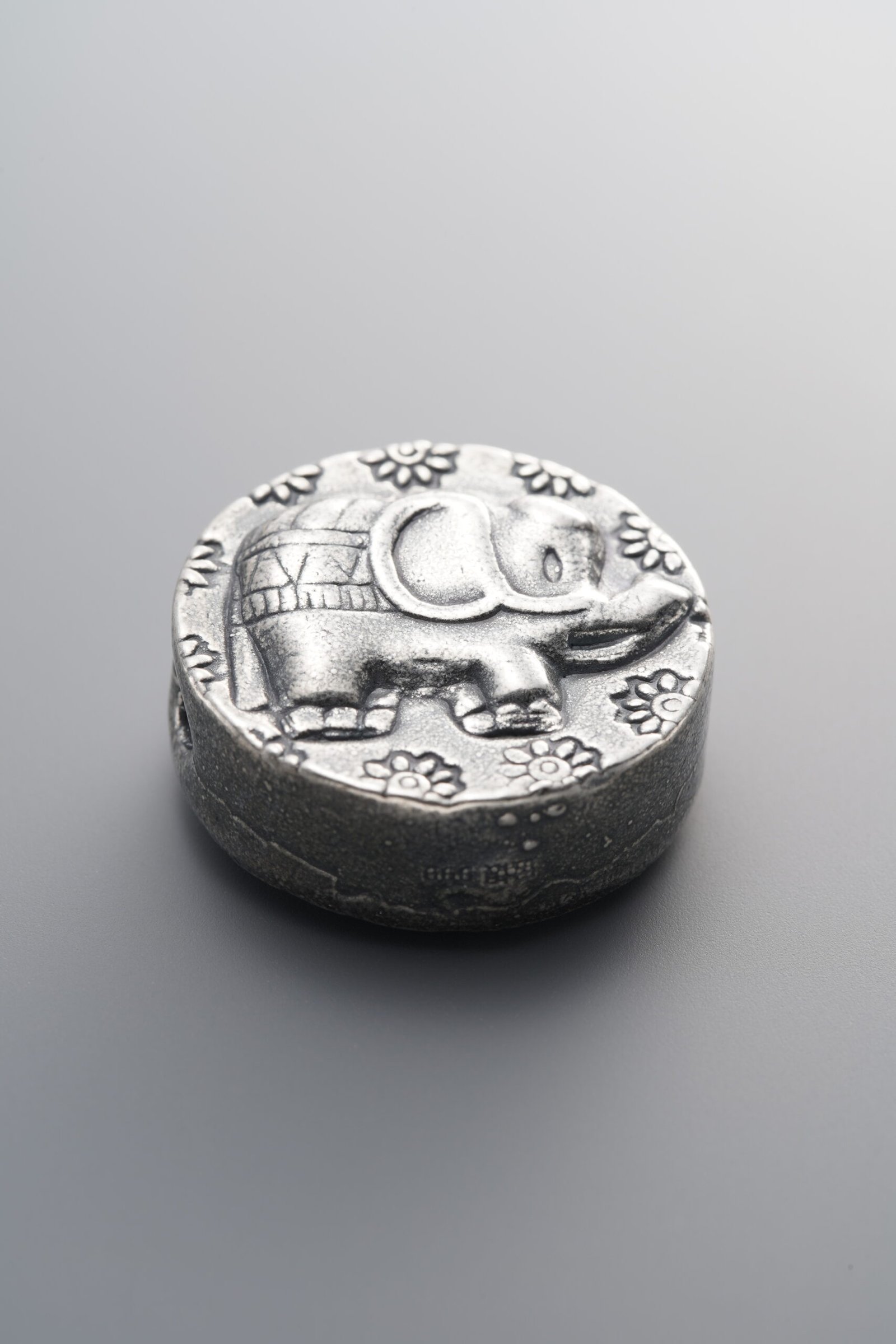 F1-12 (1) 3D Elephant Round Disk Flat Beads