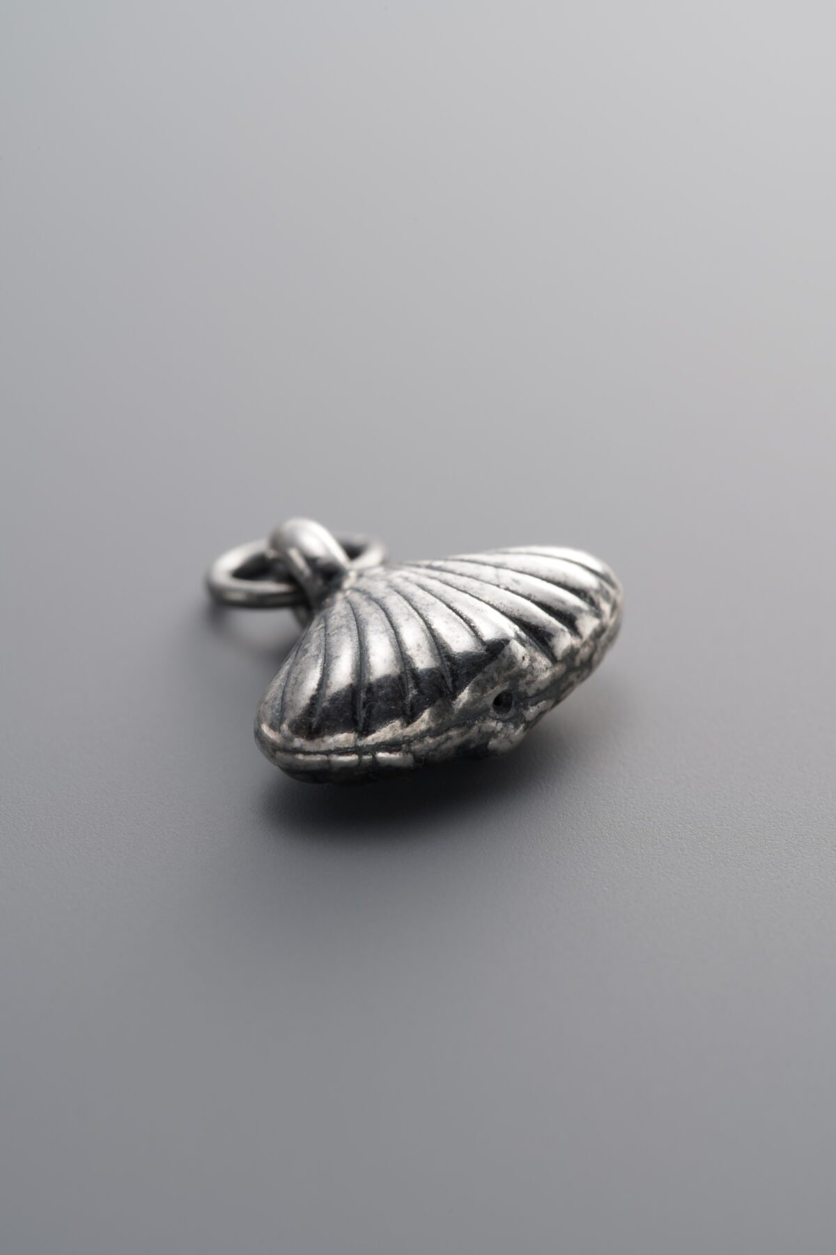 999 Fine Silver-Antiqued-Seashell Pattern Pendant-14mm - Image 1